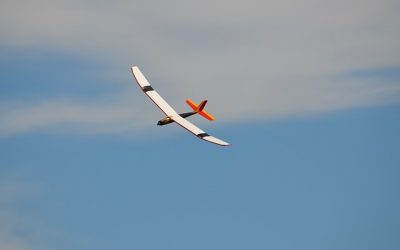 Cómo hacer un avión en cartón pluma